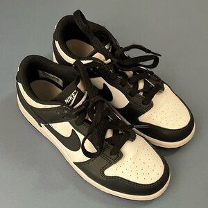 Nike Classic Black and White Athletic Shoes size 3 Youth